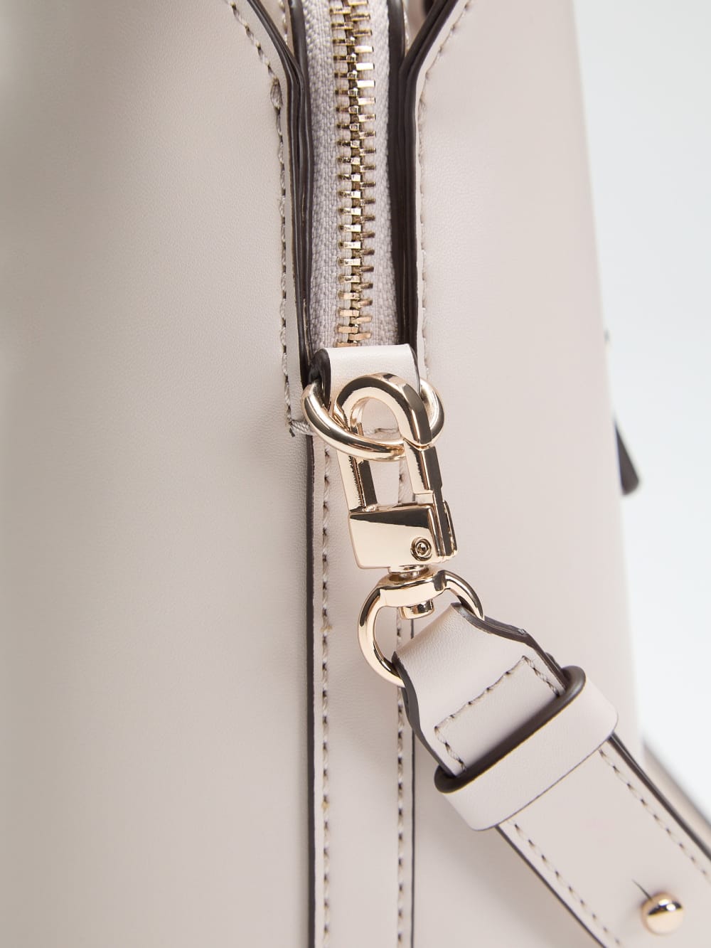 Janie Logo Handbag - Guess