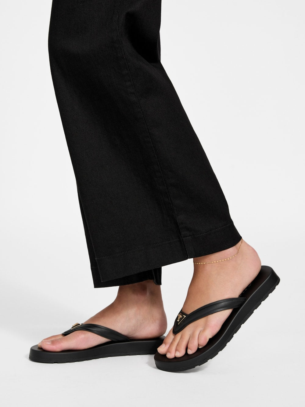 Candry Logo Flip Flop Sandals - Guess