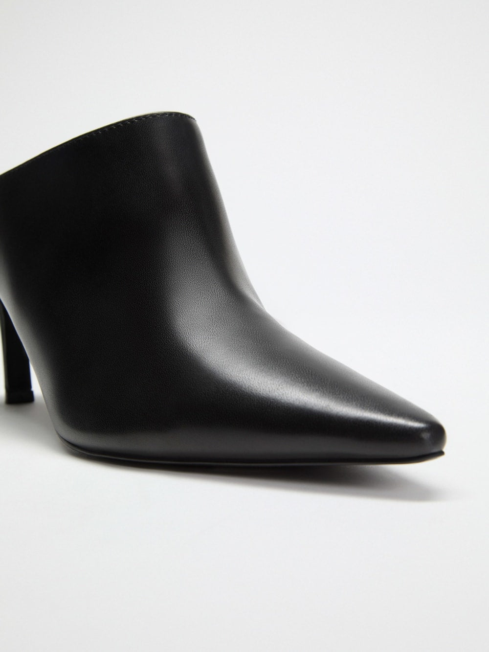Pacon Stiletto Mules - Guess