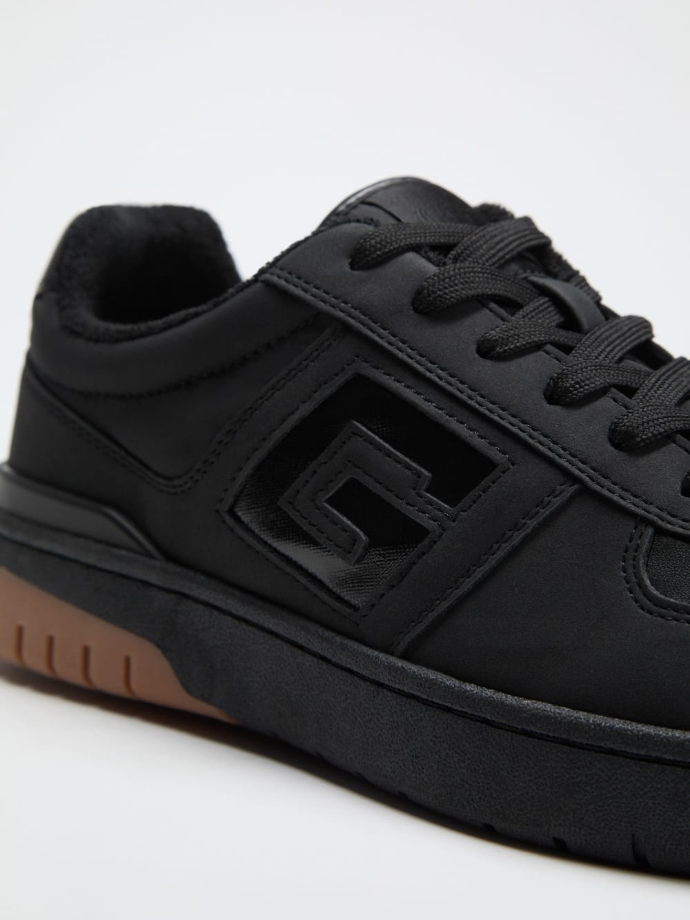 Nastele Signature G Sneakers - Guess