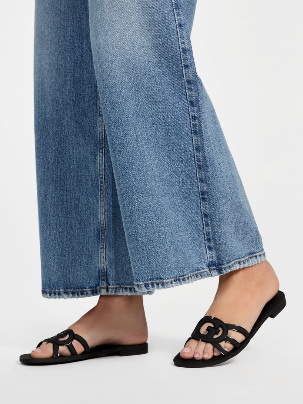 Tarishae Signature Jacquard Sandals - Guess