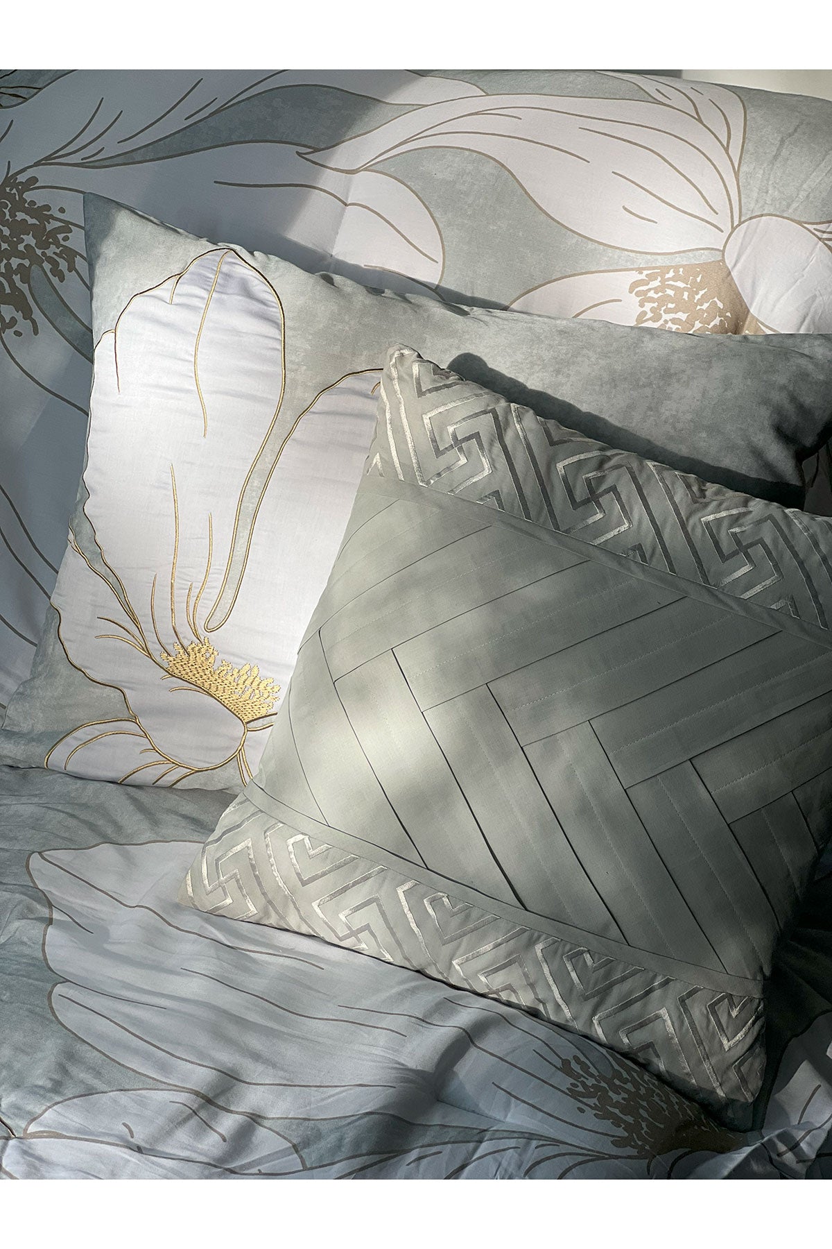 NATORI Dreamscape Embroidered 4 Piece Comforter Mini Set