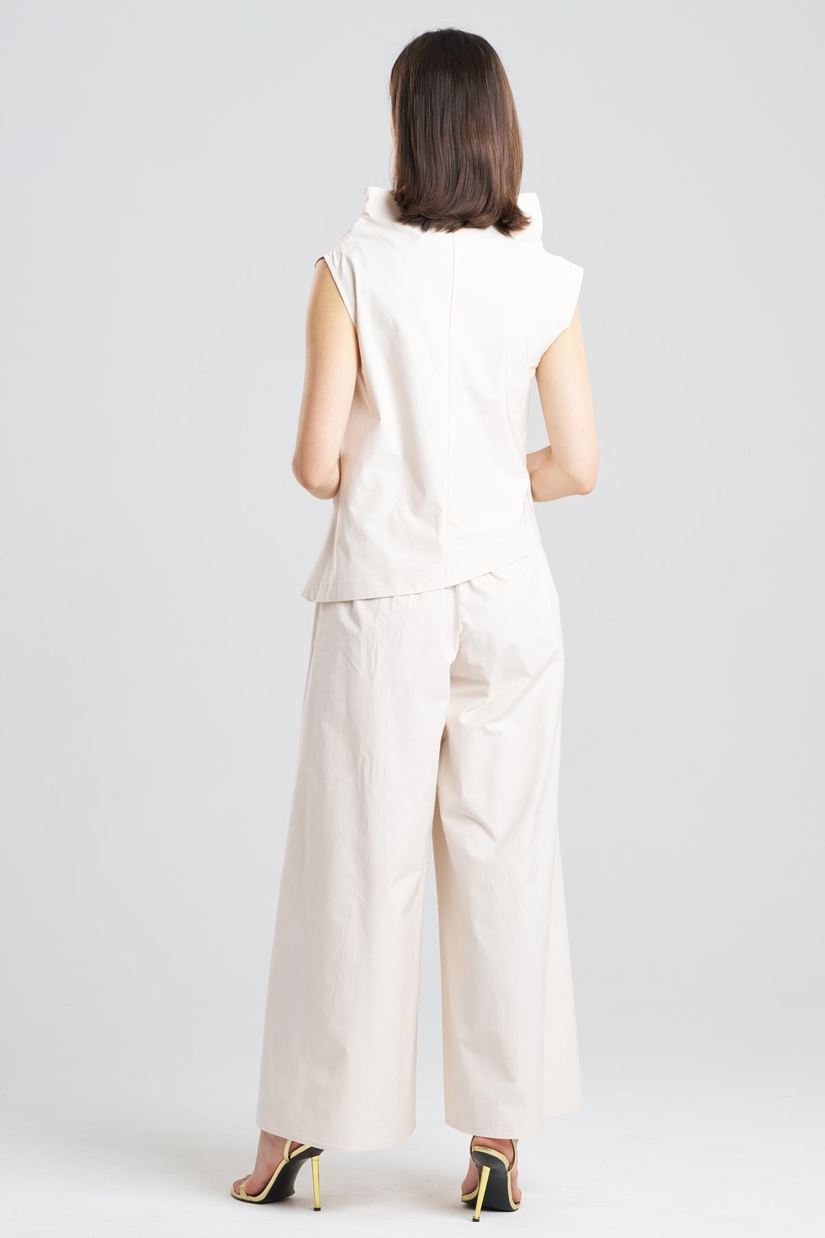 NATORI Tech Cotton Taffeta Asymmetric Funnel Neck Top