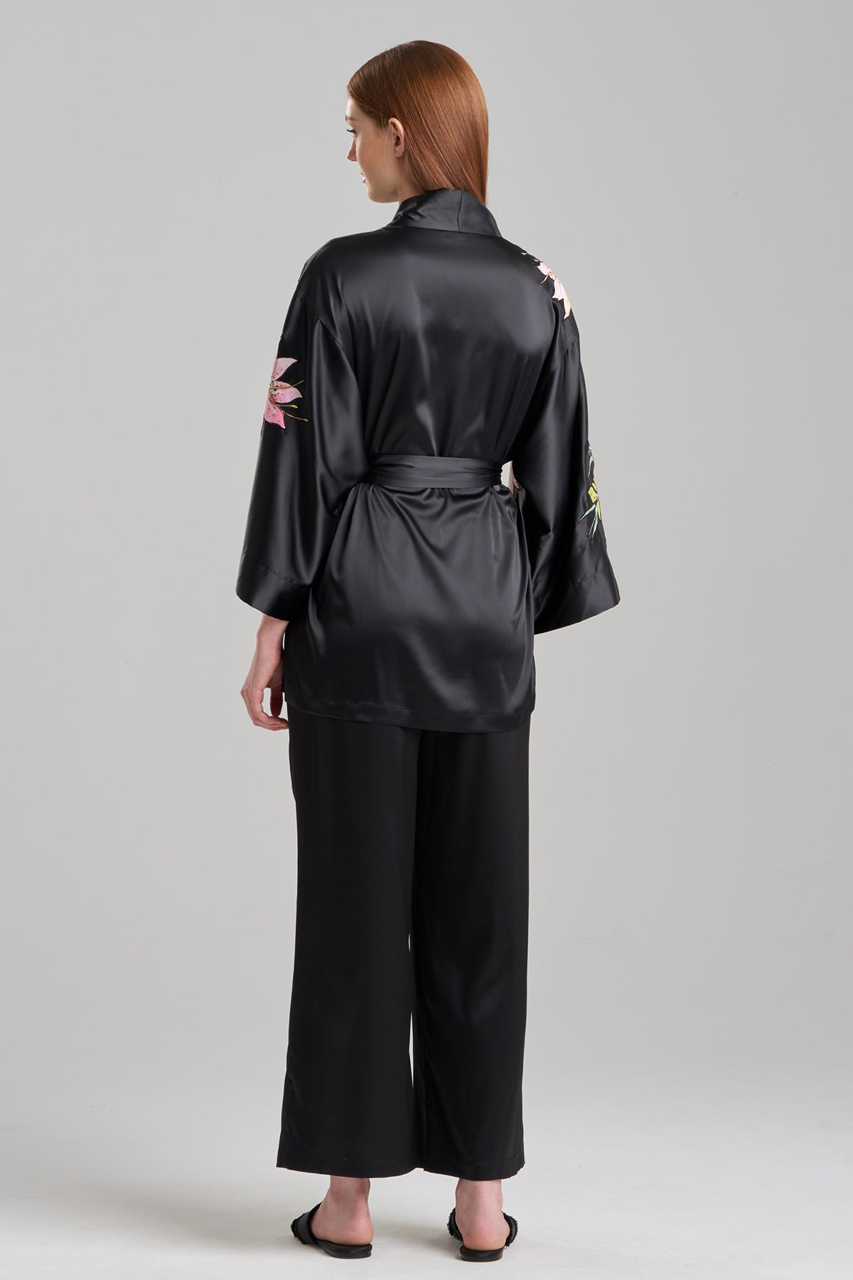 NATORI Glamour Floral Applique Wrap